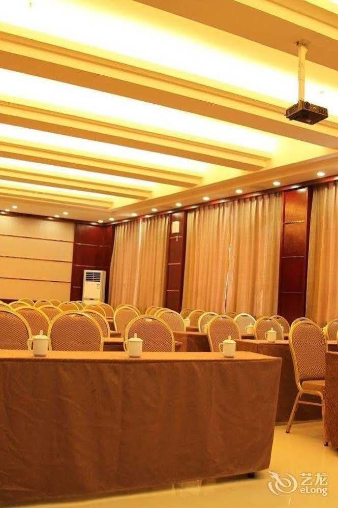فندق Shiyan في  وودانغشان رونغهو هوليداي هوتل المظهر الخارجي الصورة